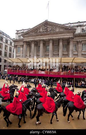 Le maire's Show Samedi 10 novembre 2012. Hôtel particulier, Ville de London, UK. L'image montre la cavalerie de famille au début de l'Éternel à l'extérieur montrent du maire Hôtel particulier, où l'échevin Roger Gifford commence son rôle de maire, qui propose une période d'un an, non rémunéré, à long terme joue un rôle d'ambassadeur pour le Square Mile, généralement trois mois à l'étranger Dépenses Promotion de l'industrie des finances ainsi que la réception de délégations à Londres, City of London, England, UK. Banque D'Images