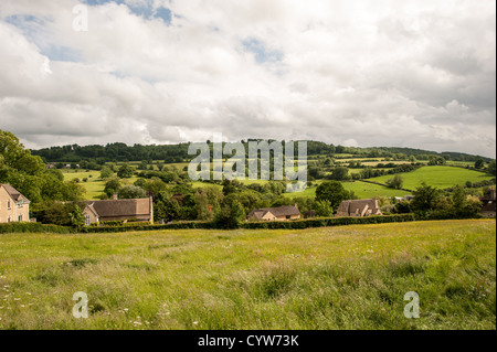 PAINSWICK, Royaume-Uni — vue sur les collines ondulantes des Cotswolds à l'extérieur de Painswick, Gloucestershire. Banque D'Images