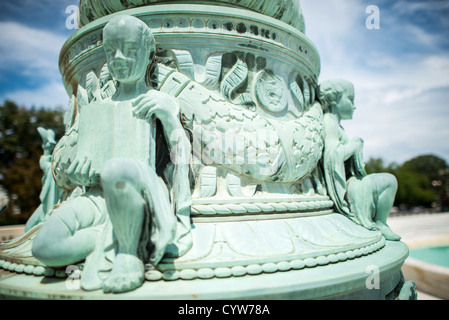 WASHINGTON DC, USA - Mât de la Cour suprême de la sculpture. Sculptures décoratives de chérubins représentant symbolique liée à la justice sur la base de l'un des mâts debout dans la place en face de la Cour suprême des États-Unis s'appuyant sur la colline du Capitole. Banque D'Images