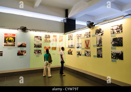 HO CHI MINH VILLE, Vietnam — une salle d'exposition au Musée des vestiges de guerre présente des photographies historiques et des affiches de la période de la guerre du Vietnam. L'espace de la galerie abrite une collection d'images et de documentation du temps de guerre. La collection permanente du musée comprend de vastes archives photographiques et des affiches historiques. Banque D'Images