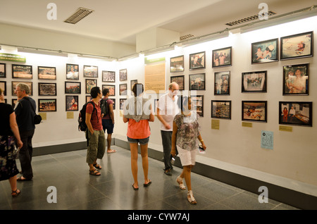 HO CHI MINH VILLE, Vietnam — la documentation photographique des effets de la guerre est exposée au Musée des restes de guerre. L'exposition présente des photographies historiques retraçant l'impact de la guerre du Vietnam. Le musée conserve ces images dans le cadre de sa collection permanente documentant les conséquences du conflit. Banque D'Images