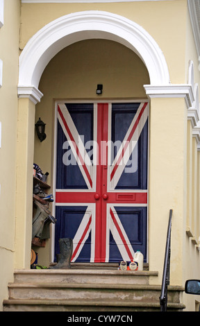 Une maison très patriotique peint avec porte drapeau de l'Union à Cheltenham, Gloucestershire, Royaume-Uni. Banque D'Images