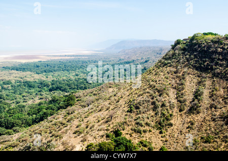 PARC NATIONAL DU LAC MANYARA, Tanzanie — Une vue sur le parc national du lac Manyara depuis un point élevé juste à l'extérieur du parc. A droite, en haut du promontoire, se trouve l'un des complexes de luxe. Banque D'Images