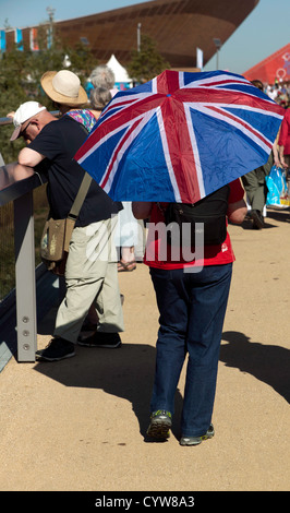 Gros plan d'un visiteur du parc olympique utilisant un parapluie Union Jack, comme parasol, pendant les Jeux paralympiques de Londres 2012 Banque D'Images