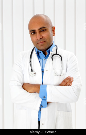 De poils, la peau sombre doctor posing with arms folded Banque D'Images