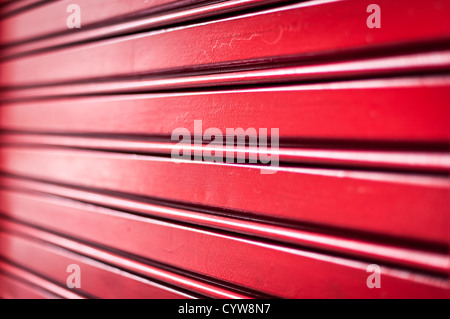 Abstract metal design. Stripe de couleur rouge métal. Construction métallique large et étroit avec des lignes horizontales. Banque D'Images