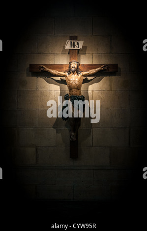 Crucifix sur le mur dans le focus à l'intérieur de l'église cathédrale ou foncé ancien. Jésus Christ en croix. La religion, la croyance et l'espoir. Et saint Banque D'Images