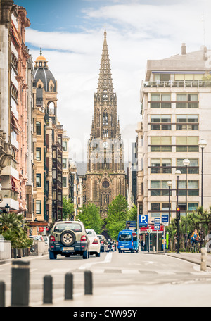 Vue en perspective de rue à San Sebastian. La vue de l'Espagne dans l'Europe de l'Ouest. Cathédrale du Bon Pasteur. Les voyages et Banque D'Images