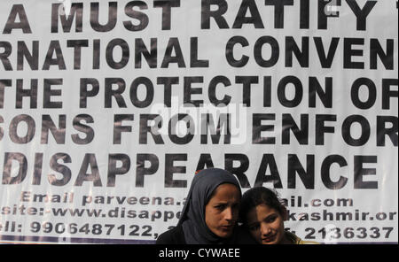 Le 10 novembre 2012 - Srinagar, au Cachemire, en Inde - des parents de jeunes cachemiris manquant s'asseoir devant un drapeau pendant qu'ils se joignent à une manifestation organisée par l'Association des Parents de personnes disparues (APDP). Selon certaines personnes APDP déjà 8 000 ont disparu depuis le début de le conflit au Cachemire en 1989, après avoir été arrêté par les forces de sécurité indiennes et d'autres organismes de sécurité. (Crédit Image : © Altaf Zargar/ZUMAPRESS.com) Banque D'Images