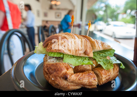 USA, Floride. Sandwich au Croissant Croissant café-pâtisserie gastronomique le centre-ville de Winter Park, Floride. Banque D'Images