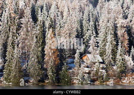 Un bâtiment en bois sur le lac Strbske Pleso dans les montagnes Tatras, Slovaquie sur une journée l'hiver Banque D'Images
