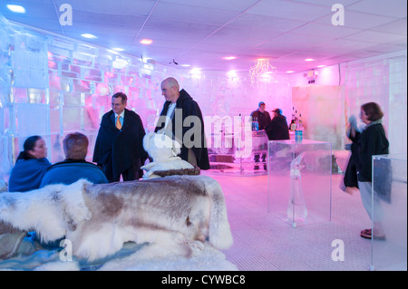 Les clients de l'Ice Bar Orlando, Floride. Banque D'Images