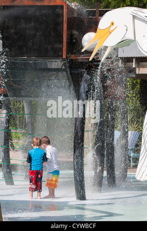 Les enfants dans la fontaine à Gatorland à l'extérieur du parc à thème d'Orlando, Floride. Banque D'Images