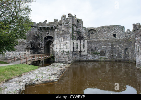 BEAUMARIS, Anglesey, pays de Galles — le château de Beaumaris, classé au patrimoine mondial de l'UNESCO, est une forteresse médiévale bien conservée située dans la ville côtière de Beaumaris sur l'île d'Anglesey. Construit par Édouard Ier en 1295 dans le cadre de sa campagne pour conquérir le pays de Galles, le château est réputé pour sa conception concentrique quasi parfaite et ses impressionnantes fortifications. Aujourd'hui, il reste une attraction clé pour les visiteurs intéressés par l'histoire et l'architecture galloises. Banque D'Images