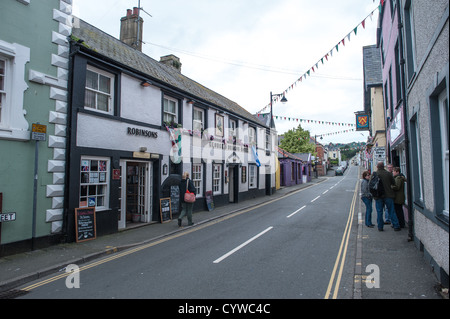 BEAUMARIS, pays de Galles — la charmante façade du George's Dragon Hotel se dresse fièrement dans une rue de Beaumaris, illustrant l'architecture historique bien préservée de la ville. Cette auberge galloise traditionnelle, avec sa signalisation distinctive et éventuellement des caractéristiques de style Tudor, invite les visiteurs à entrer dans une tranche du riche patrimoine d'Anglesey. Situé sur fond de paysage urbain pittoresque de Beaumaris, l'hôtel offre à la fois un aperçu du passé et un refuge confortable pour les voyageurs modernes qui explorent cette ville côtière pittoresque. Banque D'Images