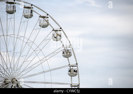 BEAUMARIS, Anglesey, pays de Galles — Une vue partielle d'une grande roue dominant Beaumaris, située sur l'île d'Anglesey, dans le nord du pays de Galles. La grande roue, une attraction populaire dans la ville balnéaire, ajoute un contraste moderne à l'horizon historique, offrant une vue panoramique sur Beaumaris et ses environs côtiers. Banque D'Images