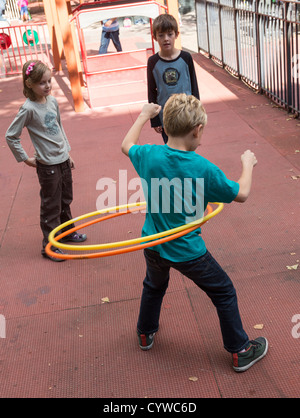 Les enfants avec hula hoop, aire de Tecumseh, West 78th Street et Amsterdam Avenue, Manhattan, New York City, USA Banque D'Images