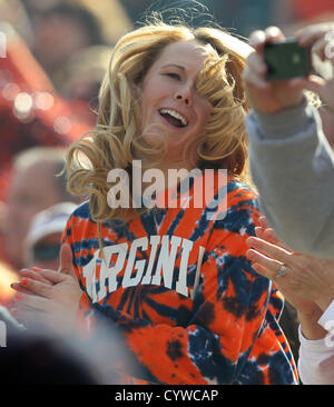 Le 10 novembre 2012 - Charlottesville, Virginia, UNITED STATES - Virginia Cavaliers célèbre du ventilateur pendant le match contre les ouragans à Miami Scott Stadium à Charlottesville, VA. Virginie a gagné 41-40. (Crédit Image : © Andrew Shurtleff/ZUMAPRESS.com) Banque D'Images