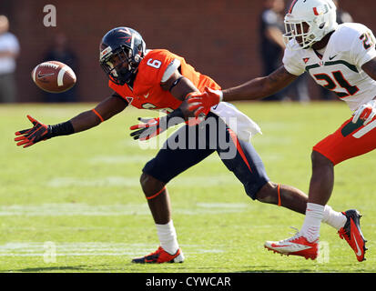 Le 10 novembre 2012 - Charlottesville, Virginia, UNITED STATES - Virginia Cavaliers wide receiver Darius Jennings (6) atteint d'un laissez-passer à côté de Miami Hurricanes arrière défensif Brandon McGee (21) durant le jeu à Scott Stadium à Charlottesville, VA. Virginie a gagné 41-40. (Crédit Image : © Andrew Shurtleff/ZUMAPRESS.com) Banque D'Images