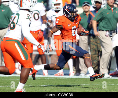 Le 10 novembre 2012 - Charlottesville, Virginia, UNITED STATES - Virginia Cavaliers wide receiver Darius Jennings (6) exécute la balle passé Miami Hurricanes linebacker Gionni Paul (36) durant le jeu à Scott Stadium à Charlottesville, VA. Virginie a gagné 41-40. (Crédit Image : © Andrew Shurtleff/ZUMAPRESS.com) Banque D'Images