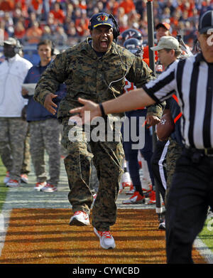 Le 10 novembre 2012 - Charlottesville, Virginia, UNITED STATES - Virginia Cavaliers l'entraîneur-chef Mike Londres réagit à un appel pendant le match contre les ouragans à Miami Scott Stadium à Charlottesville, VA. Virginie a gagné 41-40. (Crédit Image : © Andrew Shurtleff/ZUMAPRESS.com) Banque D'Images