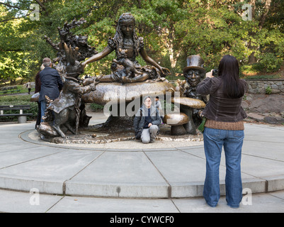 Statue d'Alice au Pays des Merveilles, Central Park, Manhattan, New York City, USA Banque D'Images