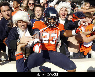 Le 10 novembre 2012 - Charlottesville, Virginia, UNITED STATES - Virginia Cavaliers exécutant retour Khalek Shepherd (23) célèbre la victoire 41-40 sur les ouragans à Miami avec les fans de Scott Stadium à Charlottesville, VA. (Crédit Image : © Andrew Shurtleff/ZUMAPRESS.com) Banque D'Images