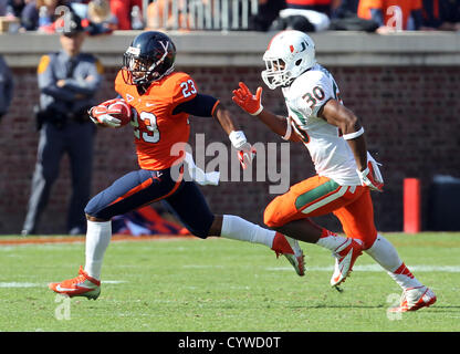 Le 10 novembre 2012 - Charlottesville, Virginia, UNITED STATES - Virginia Cavaliers exécutant retour Khalek Shepherd (23) Les Championnats de France passe devant l'arrière défensif A.J. Highsmith (30) pendant le match contre Virginia à Scott Stadium à Charlottesville, VA. Virginie a gagné 41-40. (Crédit Image : © Andrew Shurtleff/ZUMAPRESS.com) Banque D'Images