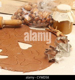 Making gingerbread cookies pour Noël Banque D'Images