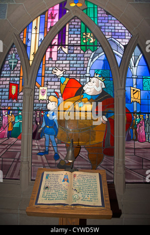 Le vitrail à l'intérieur du château de La Belle au bois dormant à Disneyland Paris Banque D'Images