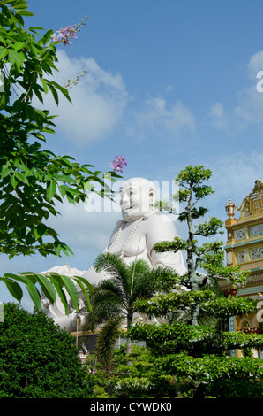 Vietnam, My Tho, le delta du Mekong River. Pagode Vinh Trang complexe, grande statue de Bouddha heureux (Nam Mo duong Lai Di Lac tonne Phat). Banque D'Images