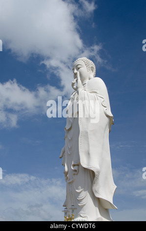 Vietnam, My Tho, le delta du Mekong River. Pagode Vinh Trang complexe, immense statue de Bouddha debout. Banque D'Images