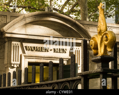 Les toilettes publiques à Bryant Park, NYC Banque D'Images