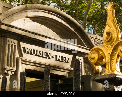 Les toilettes publiques à Bryant Park, NYC Banque D'Images