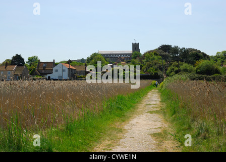 Le Village de Salthouse, Norfolk, East Anglia, Royaume-Uni, vu du sentier de la plage Banque D'Images