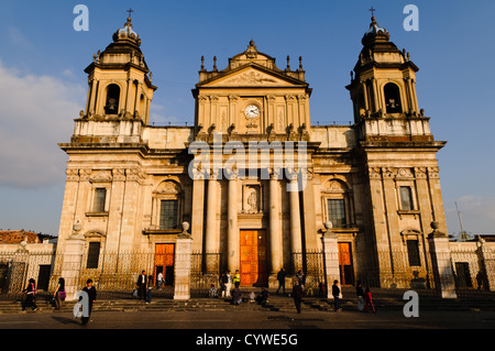 GUATEMALA CITY, Guatemala — la cathédrale néoclassique Metropolitana domine la partie orientale du Parque Central à Guatemala City. Les clochers jumeaux de la cathédrale s'élèvent au-dessus des bâtiments environnants, tandis que la place animée en face présente la fontaine ornée et rassemble les habitants, illustrant le mélange de patrimoine colonial et de vie urbaine moderne de la ville. Banque D'Images