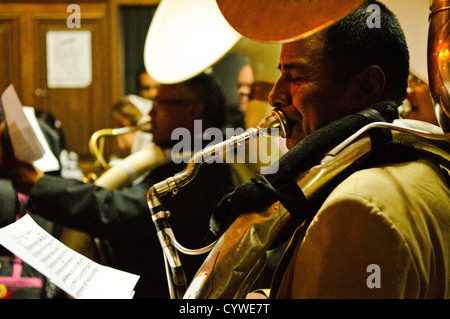 Un musicien joue le Sousaphone Guatemala City // GUATEMALA CITY, Guatemala — Un musicien joue le sousaphone dans le cadre d'une procession à l'Iglesia San Francisco (église réunissant Francis) dans le centre-ville de Guatemala City. L'église historique, construite au XVIIIe siècle après que les tremblements de terre aient détruit la structure originale du XVIe siècle, est l'une des plus anciennes églises coloniales du Guatemala. Les processions religieuses sont une part importante des traditions culturelles et religieuses guatémaltèques, en particulier pendant la semaine Sainte et d'autres célébrations catholiques. Banque D'Images