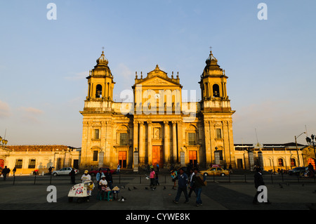 GUATEMALA CITY, Guatemala — la cathédrale néoclassique Metropolitana domine la partie orientale du Parque Central à Guatemala City. Les clochers jumeaux de la cathédrale s'élèvent au-dessus des bâtiments environnants, tandis que la place animée en face présente la fontaine ornée et rassemble les habitants, illustrant le mélange de patrimoine colonial et de vie urbaine moderne de la ville. Banque D'Images