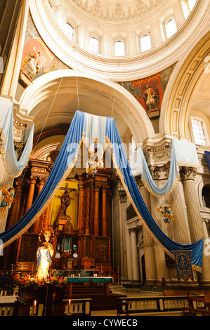 L'autel principal de l'église San Francisco (St. Francis Church) au centre-ville de la ville de Guatemala. Banque D'Images