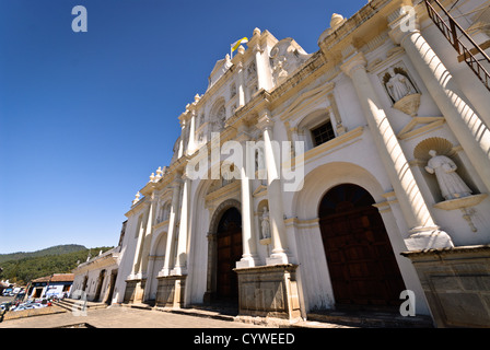 Ruines de la cathédrale de San José Antigua Guatemala // ANTIGUA GUATEMALA, Guatemala — la ville coloniale d'Antigua Guatemala présente son architecture baroque espagnole bien conservée et ses ruines sismiques dans tout le centre historique. Fondée en 1543 sous le nom de Santiago du Guatemala, la ville a servi de capitale au Royaume du Guatemala jusqu'en 1773, date à laquelle elle a été largement détruite par un tremblement de terre. Classée au patrimoine mondial de l'UNESCO en 1979, Antigua présente des rues pavées, des façades colorées et des structures importantes, dont l'arc de Santa Catalina et les ruines de la cathédrale de San José. Le c Banque D'Images