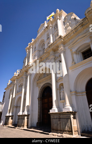 Catedral de Santiago Antigua Guatemala // ANTIGUA GUATEMALA, Guatemala — la Catedral de Santiago se dresse sur la place principale d'Antigua Guatemala, site du patrimoine mondial de l'UNESCO et ancienne capitale du Guatemala. La cathédrale, construite au XVIe siècle et reconstruite après plusieurs tremblements de terre, illustre le style architectural baroque espagnol qui caractérise la ville coloniale. Antigua Guatemala est réputée pour ses bâtiments historiques bien conservés ainsi que pour ses ruines spectaculaires résultant d'événements sismiques majeurs, en particulier le tremblement de terre de 1773 qui a mené à la vie de la tête Banque D'Images