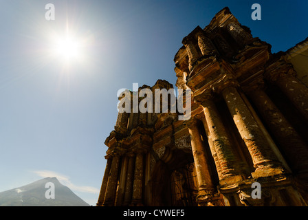 Antigua Ruins volcan de Agua Antigua Guatemala // ANTIGUA GUATEMALA, Guatemala — une des anciennes ruines d’Antigua, Guatemala, détruite pour la plupart par l’un des tremblements de terre qui ont secoué la ville au fil des ans. A gauche dans la distance est une autre indication de l'activité sismique active dans la zone avec le volcan de Agua (volcan d'eau). Banque D'Images