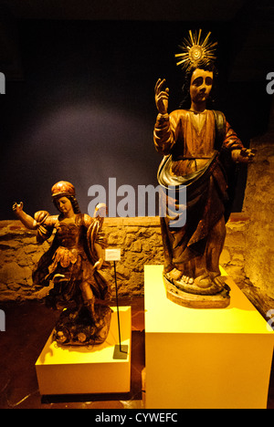 ANTIGUA GUATEMALA, Guatemala — le musée de l'hôtel Casa Santo Domingo présente des objets coloniaux dans un couvent magnifiquement restauré. Des vitrines lumineuses abritent des reliques religieuses et des pièces précolombiennes, tandis que des murs en pierre apparente et des passages voûtés reflètent les origines dominicaines du XVIe siècle du bâtiment. Banque D'Images