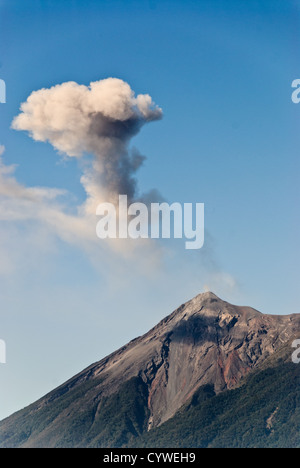 ANTIGUA GUATEMALA, Guatemala — Volcán de Fuego émet une grande bouffée de cendres et de fumée près d'Antigua Guatemala. Célèbre pour son architecture baroque espagnole bien conservée ainsi que pour les ruines des tremblements de terre, Antigua Guatemala est un site du patrimoine mondial de l'UNESCO et ancienne capitale du Guatemala. Banque D'Images