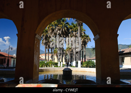 Ruines du monastère de Santa Clara Antigua Guatemala // ANTIGUA, Guatemala — les ruines altérées du monastère et de l'église de Santa Clara témoignent silencieusement de l'histoire coloniale. La façade ornée et les murs en ruine, sur fond de végétation luxuriante et de volcans lointains, illustrent l'architecture baroque et les défis sismiques qui définissent le paysage urbain d'Antigua classé au patrimoine mondial de l'UNESCO. Banque D'Images