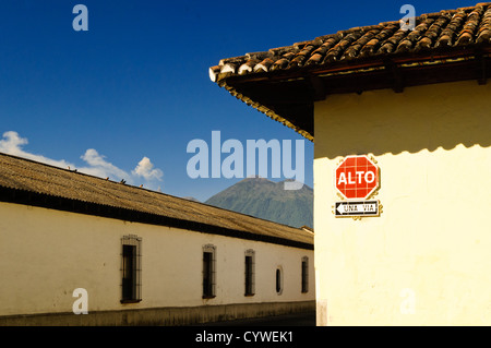 Volcán de Agua et l'architecture coloniale Antigua Guatemala // ANTIGUA GUATEMALA, Guatemala — L'architecture coloniale espagnole traditionnelle d'Antigua se trouve au premier plan, avec le Volcán de Agua (volcan d'eau) dominant en arrière-plan. Fondée en 1543, Antigua a servi de capitale au Guatemala jusqu'en 1773, date à laquelle elle a été détruite par un tremblement de terre. La ville est réputée pour son architecture baroque espagnole bien conservée et ses nombreuses ruines résultant de l'activité sismique tout au long de son histoire. Classée au patrimoine mondial de l'UNESCO en 1979, Antigua attire les visiteurs avec sa rue pavée Banque D'Images