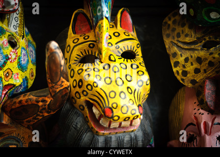 Masque en bois cheval Antigua Guatemala / ANTIGUA GUATEMALA, Guatemala — Un masque jaguar en bois sculpté est en vente sur un marché. Ces masques sont des souvenirs populaires pour les touristes visitant le site du patrimoine mondial de l'UNESCO. Banque D'Images