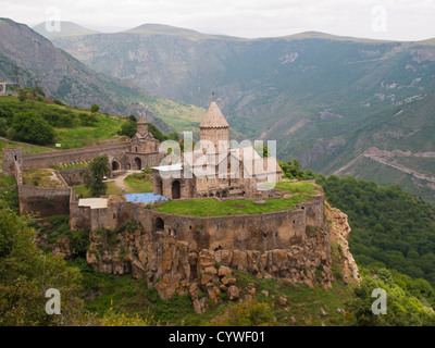 Monastère de Tatev sur le bord rocheux de la montagne Banque D'Images