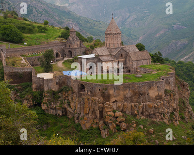 Monastère de Tatev sur le bord rocheux de la montagne Banque D'Images