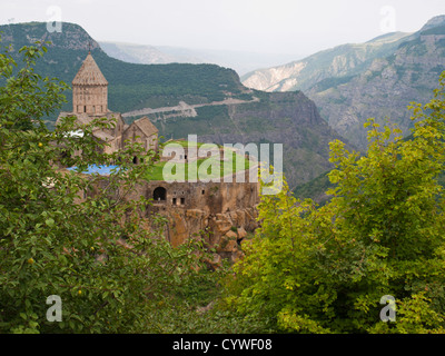 Monastère de Tatev sur le bord rocheux de la montagne Banque D'Images